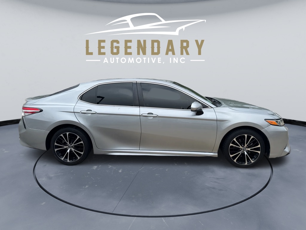 2020 Toyota Camry SE photo 5