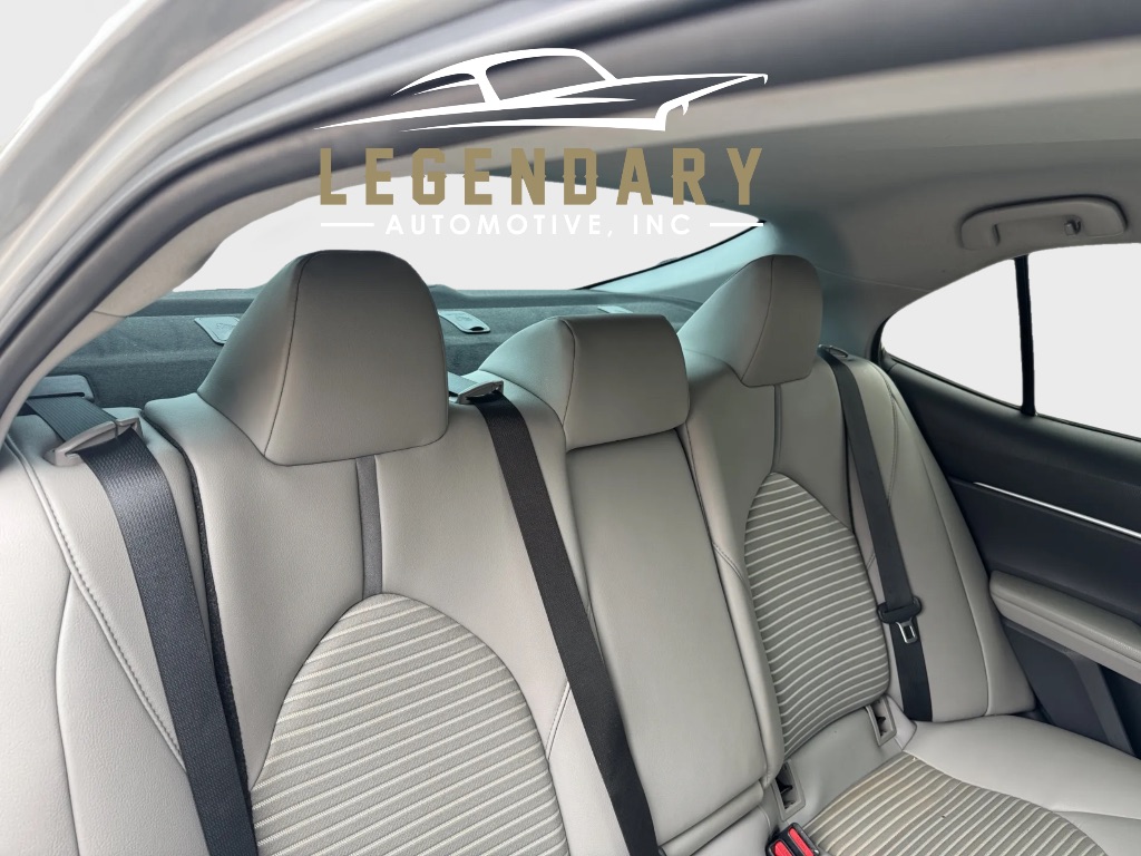 2020 Toyota Camry SE photo 11