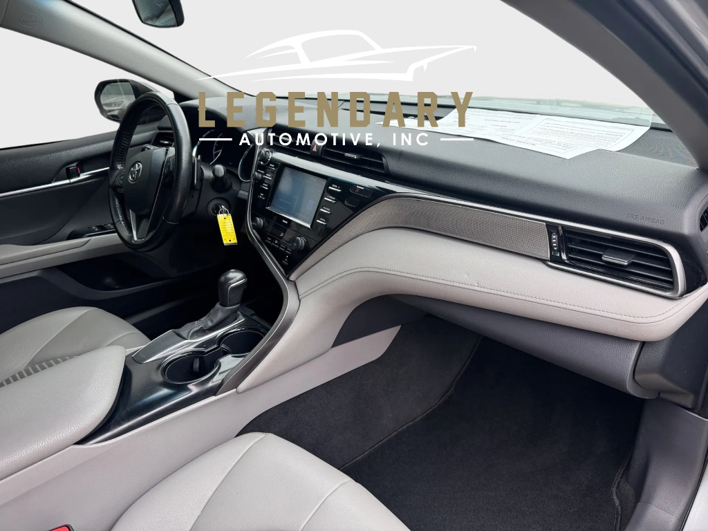 2020 Toyota Camry SE photo 10